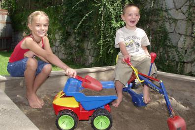 Sandkiste mit Sandspielzeug