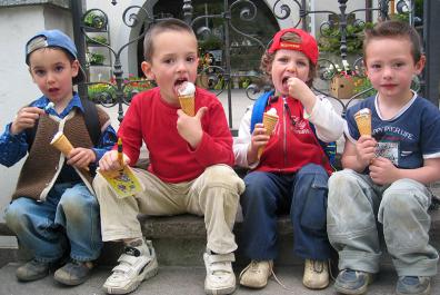 Eis essen in Dorf Tirol