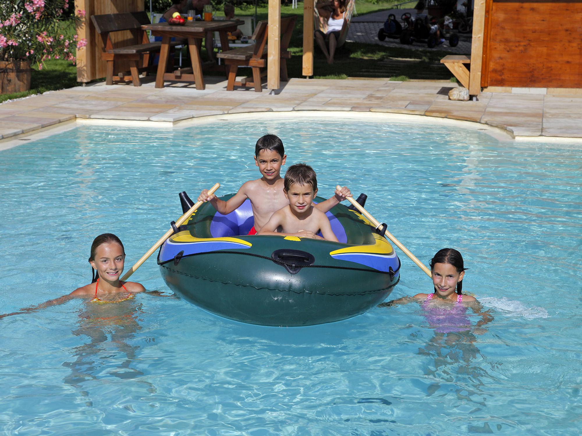 Battellino gonfiabile in piscina